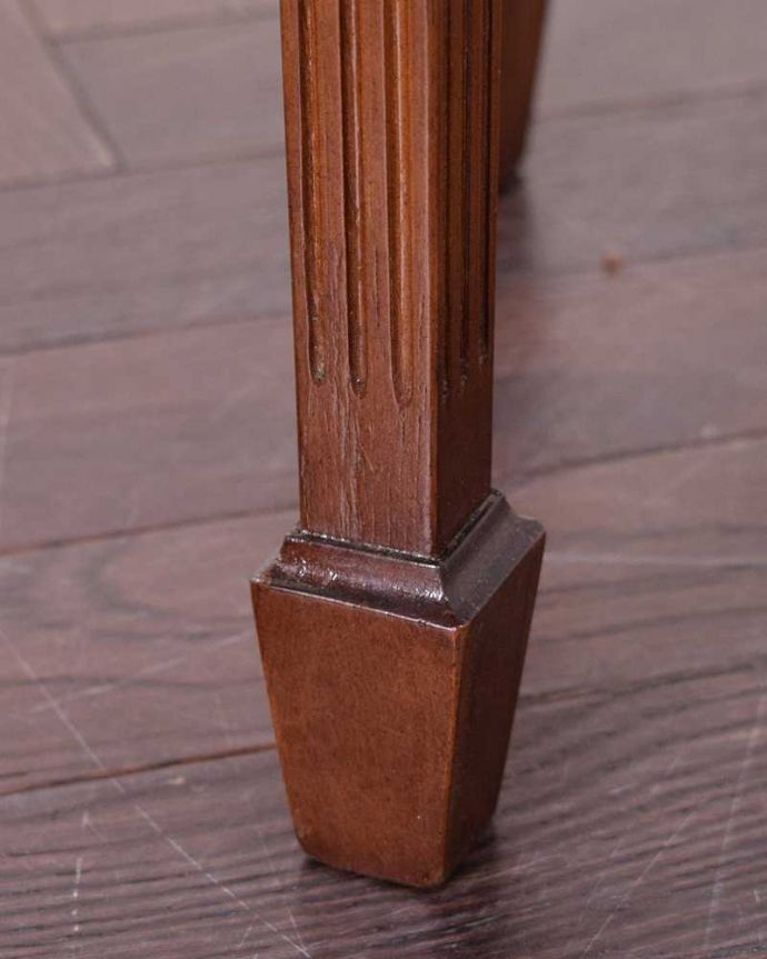 アンティークのテーブル　アンティーク家具　空間を彩るハーフムーンのアンティーク家具、引き出し付きのコンソールテーブル。持ち上げなくても移動できます！Handleのアンティークは、脚の裏にフェルトキーパーをお付けしていますので、床を滑らせてれば女性1人でも移動が簡単です。(k-2291-f)