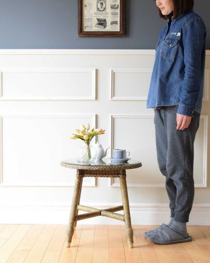 ロイドルーム アンティーク家具 優雅なティータイムに、ガラス天板付きのアンティークロイドルームテーブル。どこでも使える便利なロイドルームのテーブルどんな場所にも気軽に運べていろんな用途で使えるロイドルームのテーブルは、ワイヤーに紙を巻きつけて作られた画期的な家具です。(k-2292-f)