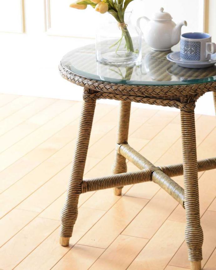 ロイドルーム アンティーク家具 優雅なティータイムに、ガラス天板付きのアンティークロイドルームテーブル。見た目もオシャレいろんなスタイルのインテリアに合わせやすいのが特徴。(k-2292-f)