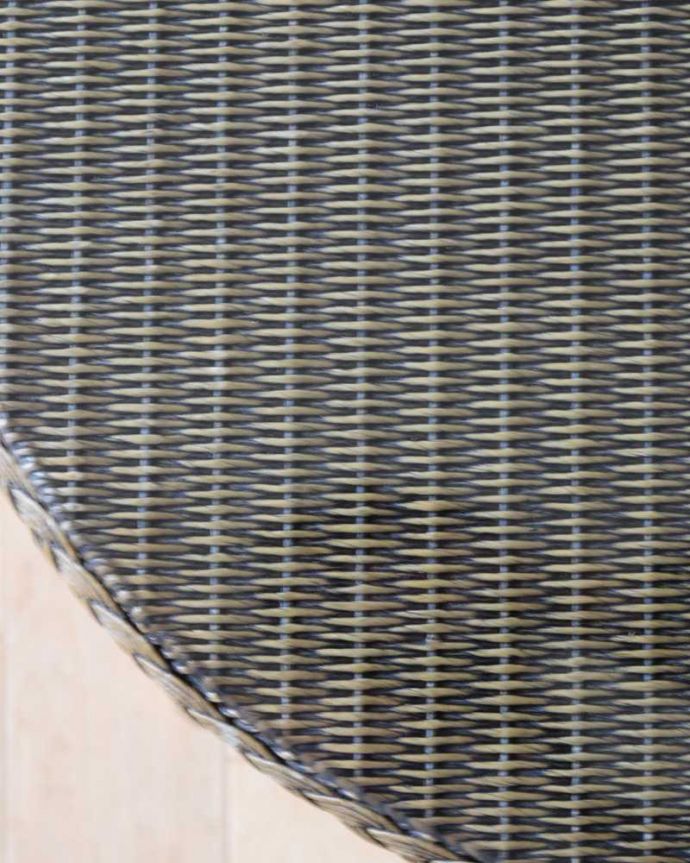 ロイドルーム アンティーク家具 優雅なティータイムに、ガラス天板付きのアンティークロイドルームテーブル。天板を近づいてみると…ガラスが乗っているので、使い勝手もバッチリです。(k-2292-f)