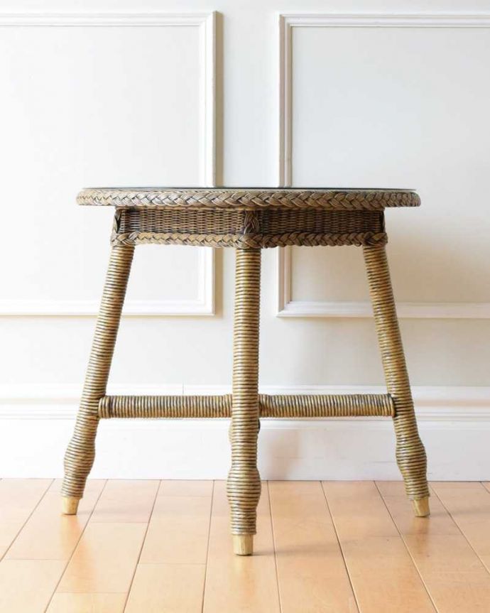 ロイドルーム アンティーク家具 優雅なティータイムに、ガラス天板付きのアンティークロイドルームテーブル。こちら側も、もちろんキレイです!アンティークは新品ではないので、もちろん経年変化によるキズはありますが、キレイなものを選んできました。(k-2292-f)