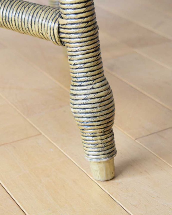 ロイドルーム アンティーク家具 優雅なティータイムに、ガラス天板付きのアンティークロイドルームテーブル。持ち上げなくても移動できます!Handleのアンティークは、脚の裏にフェルトキーパーをお付けしていますので、床を滑らせてれば移動が簡単です。(k-2292-f)