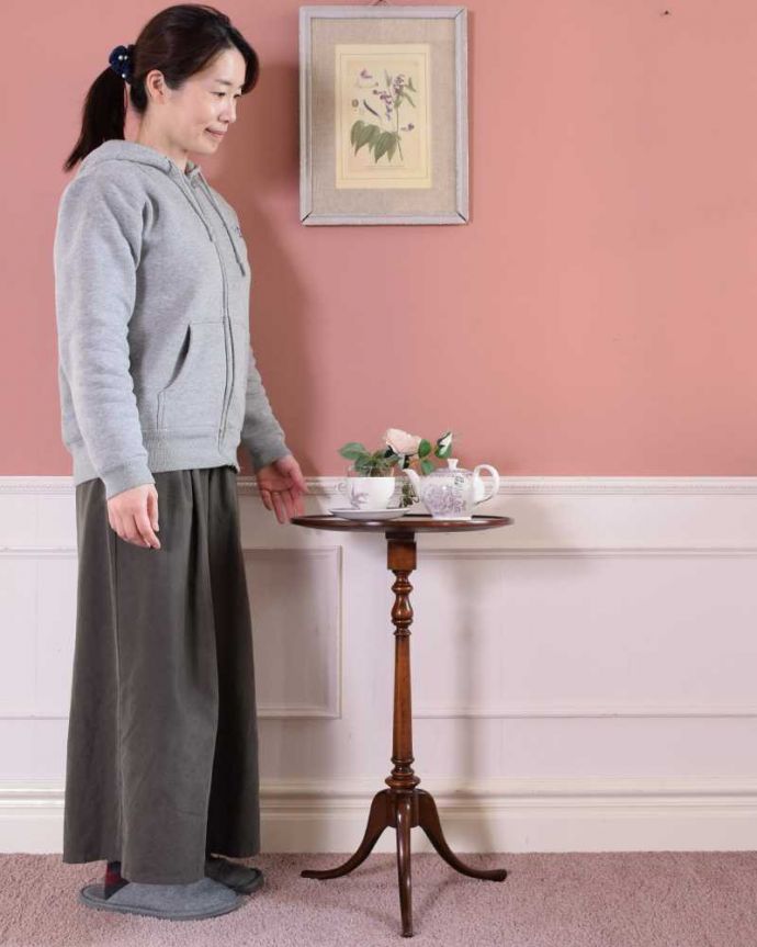 アンティークのテーブル　アンティーク家具　脚の先まで美しいイギリスで見つけたアンティークティーテーブル　。移動もラクラク！どこでも使える小さなテーブル持ち運び便利なティーテーブル。(k-2293-f)