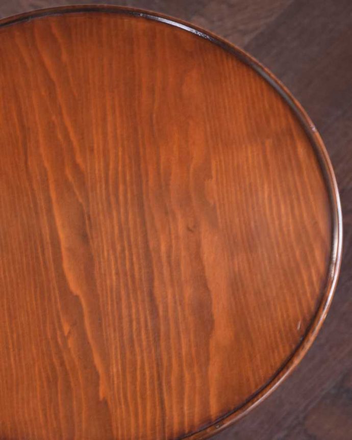 アンティークのテーブル　アンティーク家具　脚の先まで美しいイギリスで見つけたアンティークティーテーブル　。近づいてみると…木目もキレイな天板。(k-2293-f)