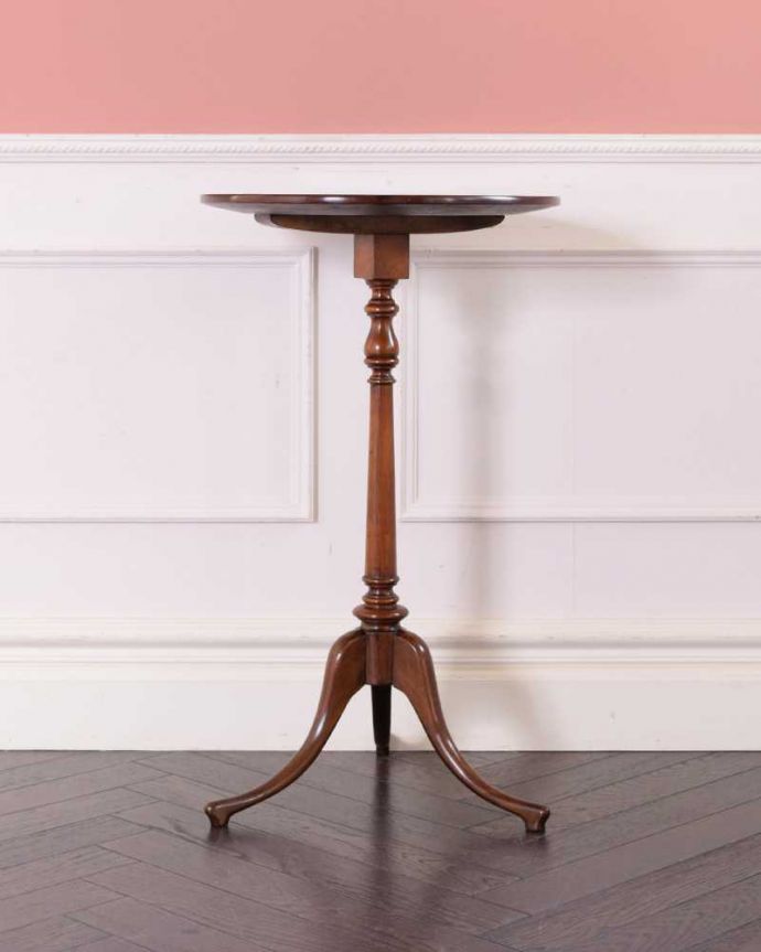 アンティークのテーブル　アンティーク家具　脚の先まで美しいイギリスで見つけたアンティークティーテーブル　。横から見ても素敵英国アンティークらしく横顔だって美しいんです。(k-2293-f)