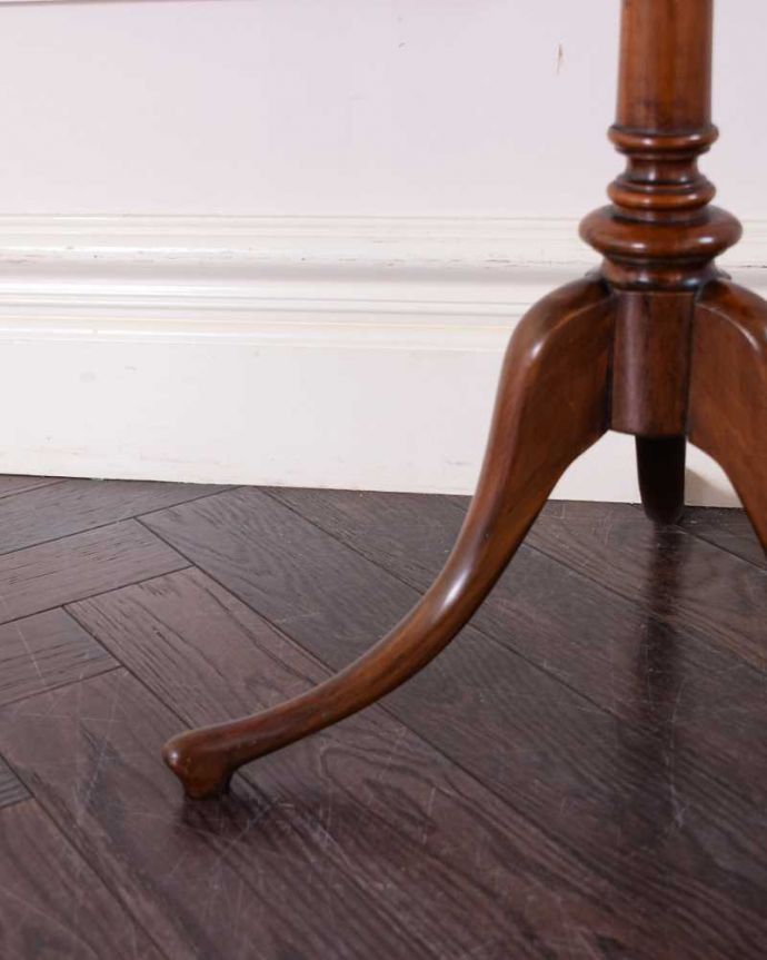 アンティークのテーブル　アンティーク家具　脚の先まで美しいイギリスで見つけたアンティークティーテーブル　。Handleの家具の脚の裏には･･･Handleのアンティークは脚の裏にフェルトキーパーを付けています。(k-2293-f)