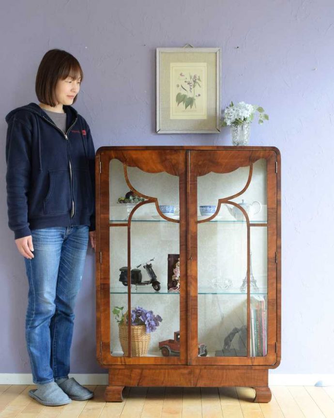 アンティークのキャビネット　アンティーク家具　英国のアンティーク家具、お洒落なかたちの美しいガラスキャビネット（ショーケース）。おススメNo.1のアンティーク家具もともとチャイナキャビネットとして陶器を見せながら収納するために造られたガラスの扉のキャビネット。(k-2294-f)