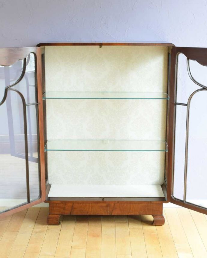 アンティークのキャビネット　アンティーク家具　英国のアンティーク家具、お洒落なかたちの美しいガラスキャビネット（ショーケース）。扉を開けて中を見てみましょう職人がキレイに修復して、背板も新しい生地に張替えました。(k-2294-f)