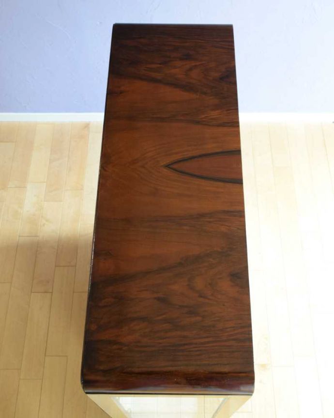 アンティークのキャビネット　アンティーク家具　英国のアンティーク家具、お洒落なかたちの美しいガラスキャビネット（ショーケース）。こんな形のキャビネットです。(k-2294-f)