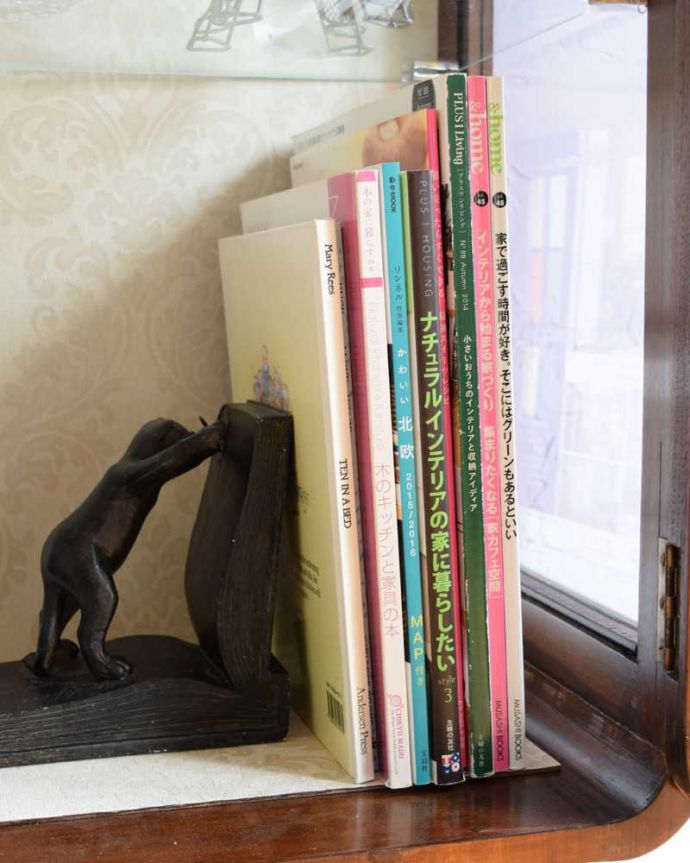 アンティークのキャビネット　アンティーク家具　英国のアンティーク家具、お洒落なかたちの美しいガラスキャビネット（ショーケース）。扉の中は収納たっぷりA4サイズの雑誌までしっかり収納出来ちゃう大きさ。(k-2294-f)