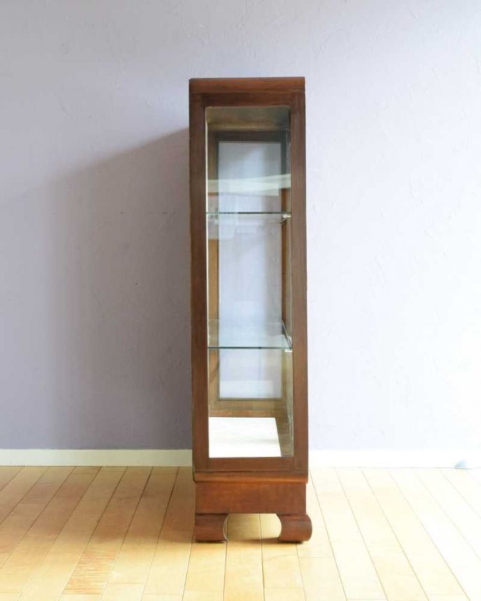 アンティークのキャビネット　アンティーク家具　英国のアンティーク家具、お洒落なかたちの美しいガラスキャビネット（ショーケース）。横から見てもステキ横から見るとこんな感じ。(k-2294-f)