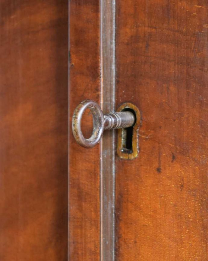 アンティークのキャビネット　アンティーク家具　英国のアンティーク家具、お洒落なかたちの美しいガラスキャビネット（ショーケース）。開ける度にワクワク･･･ アンティークらしくカギが取っ手の代わり。(k-2294-f)