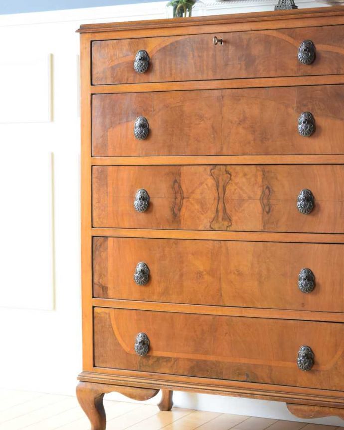 アンティークのチェスト アンティーク家具 高級感のある英国アンティーク、チェストオブドロワーズ(5段チェスト)。アンティークだから手に入る質の良さ現代では手に入れることが出来ない質のいい素材が使われているのもアンティーク家具の特長。(k-2295-f)