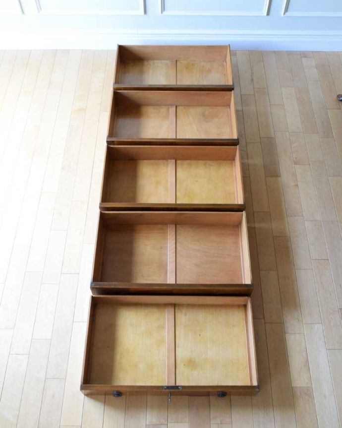 アンティークのチェスト アンティーク家具 高級感のある英国アンティーク、チェストオブドロワーズ(5段チェスト)。引き出しの中もキレイに修復しましたお洋服を入れてもいいように、引き出しの中も専門の職人が時間をかけてしっかり修復しました。(k-2295-f)