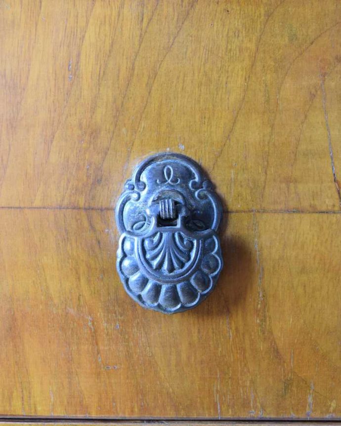 アンティークのチェスト アンティーク家具 高級感のある英国アンティーク、チェストオブドロワーズ(5段チェスト)。アンティークらしい取っ手アンティーク家具は取っ手のデザインまで、なんだか高級感があるんですよね。(k-2295-f)