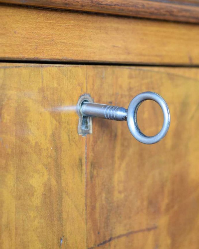 アンティークのチェスト アンティーク家具 高級感のある英国アンティーク、チェストオブドロワーズ(5段チェスト)。大切なものも安心です引き出しにカギが付いているので、大切なものも収納することが出来ます。(k-2295-f)