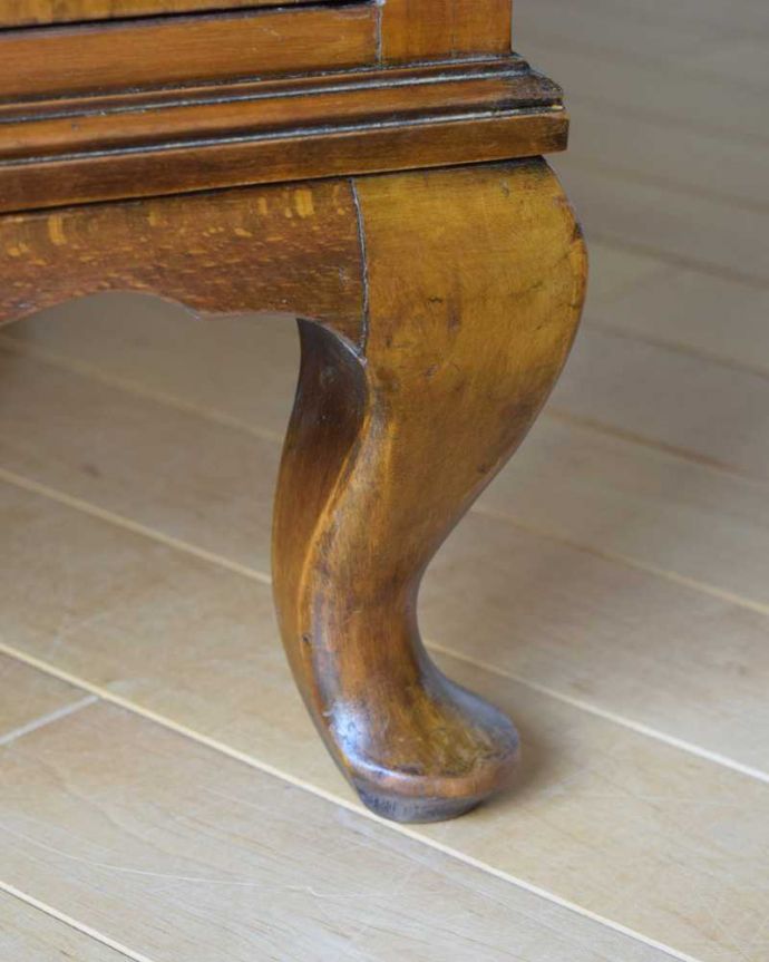 アンティークのチェスト アンティーク家具 高級感のある英国アンティーク、チェストオブドロワーズ(5段チェスト)。女性1人でラクラク運べちゃう仕掛けHandleのアンティークは、脚の裏にフェルトキーパーをお付けしています。(k-2295-f)