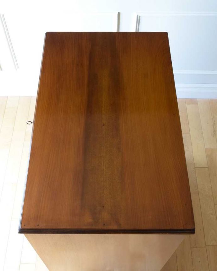 アンティークのチェスト アンティーク家具 高級感のある英国アンティーク、チェストオブドロワーズ(5段チェスト)。ピカピカに仕上げましたHandleでは修復の時、天板の塗装も一度剥離してキレイに仕上げました。(k-2295-f)