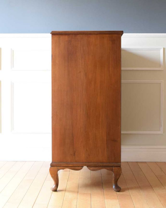 アンティークのチェスト アンティーク家具 高級感のある英国アンティーク、チェストオブドロワーズ(5段チェスト)。横顔もキレイですどこから見られても絵になるスタイル。(k-2295-f)