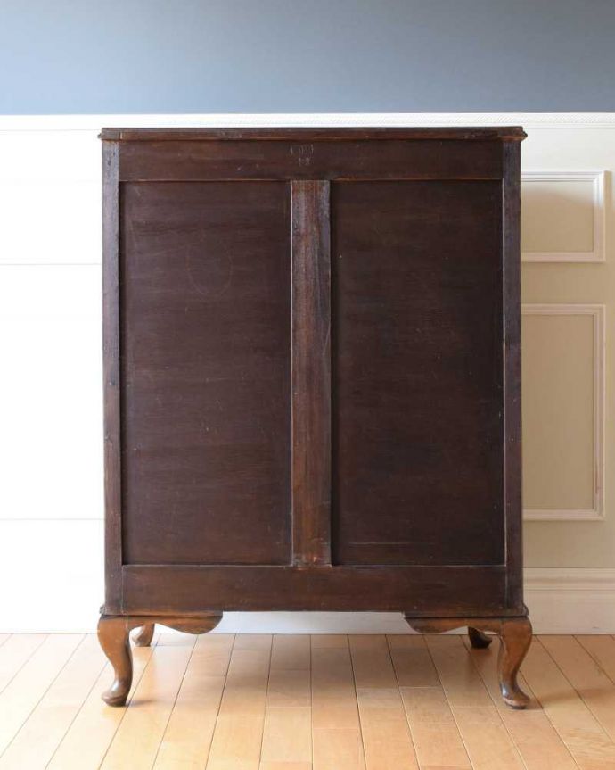 アンティークのチェスト アンティーク家具 高級感のある英国アンティーク、チェストオブドロワーズ(5段チェスト)。後ろ姿も見て下さいアンティークは新品ではないので、もちろん経年変化によるキズはありますが、専門の職人が修復しました。(k-2295-f)