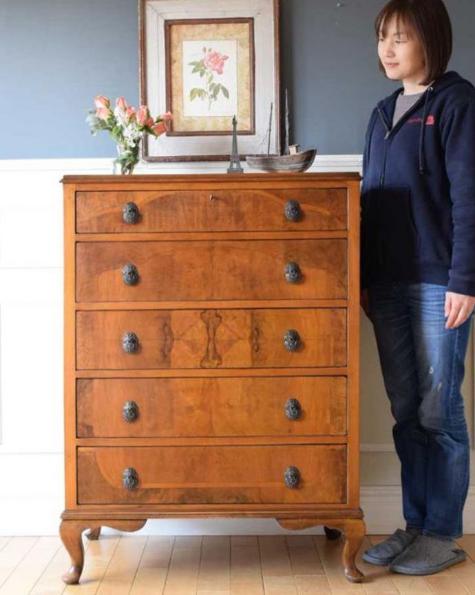 アンティークのチェスト アンティーク家具 高級感のある英国アンティーク、チェストオブドロワーズ(5段チェスト)。大人の雰囲気漂う人気の英国チェストシンプルなデザインだからこそ木目の美しさが際立つチェスト。(k-2295-f)