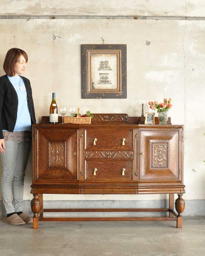 アンティークのキャビネット　アンティーク家具　英国らしい重厚なアンティーク家具、彫刻の美しいサイドボード。英国アンティーク家具らしい重厚なオトナの美しさ重厚感のあるドッシリとした雰囲気の彫がたっぷり入ったサイドボード、もともとはダイニングでサーブ用に使われていた家具です。(k-2296-f)