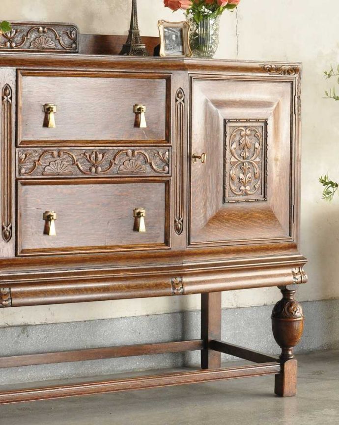 アンティークのキャビネット　アンティーク家具　英国らしい重厚なアンティーク家具、彫刻の美しいサイドボード。やっぱり魅力は英国らしい彫まだ機械が発達していない時代に、こんなに堅い木材をどうやって加工したんだろう？って不思議になるくらい細かい彫。(k-2296-f)