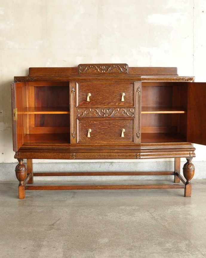 アンティークのキャビネット　アンティーク家具　英国らしい重厚なアンティーク家具、彫刻の美しいサイドボード。扉の奥にはたっぷりの収納。(k-2296-f)
