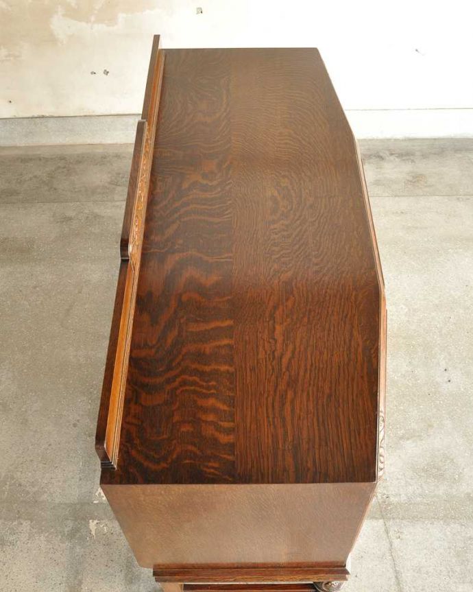 アンティークのキャビネット　アンティーク家具　英国らしい重厚なアンティーク家具、彫刻の美しいサイドボード。上から見てるとこんな感じです。(k-2296-f)