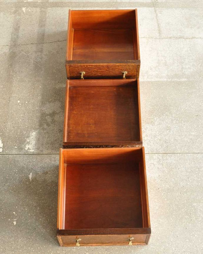 アンティークのキャビネット　アンティーク家具　英国らしい重厚なアンティーク家具、彫刻の美しいサイドボード。引き出しの中もキレイに修復しましたもともとカトラリーを入れて使っていた引き出し。(k-2296-f)