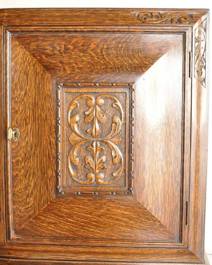 アンティークのキャビネット　アンティーク家具　英国らしい重厚なアンティーク家具、彫刻の美しいサイドボード。惚れ惚れするような美しさとっても堅い無垢材に一体どうやって彫っていったんでしょう？アンティークらしく細かい彫りを眺めているだけでうっとりしてしまいます。(k-2296-f)