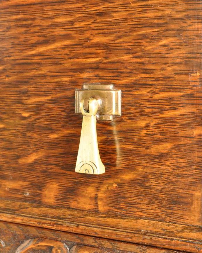 アンティークのキャビネット　アンティーク家具　英国らしい重厚なアンティーク家具、彫刻の美しいサイドボード。取っ手にまでアンティークらしさ時間の流れが感じられる凝ったデザインの味わい深い取っ手。(k-2296-f)