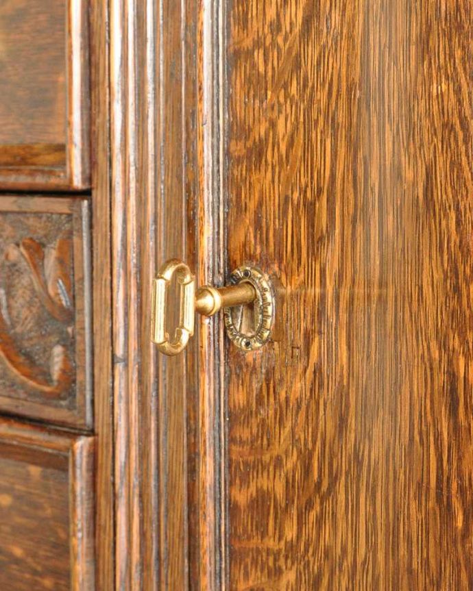 アンティークのキャビネット　アンティーク家具　英国らしい重厚なアンティーク家具、彫刻の美しいサイドボード。小さなパーツにもこだわりが鍵もついています。(k-2296-f)