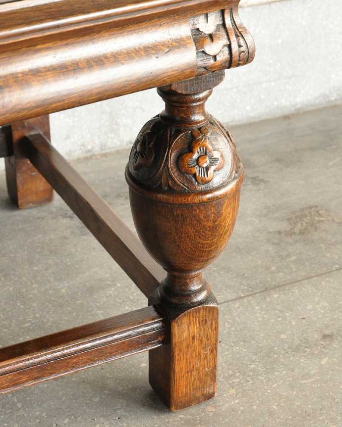 アンティークのキャビネット　アンティーク家具　英国らしい重厚なアンティーク家具、彫刻の美しいサイドボード。女性1人でラクラク運べちゃう仕掛けHandleのアンティークは、脚の裏にフェルトキーパーをお付けしています。(k-2296-f)