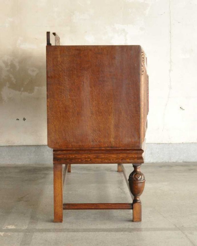 アンティークのキャビネット　アンティーク家具　英国らしい重厚なアンティーク家具、彫刻の美しいサイドボード。もちろん横から見てもステキ横顔にだって妥協しません。(k-2296-f)