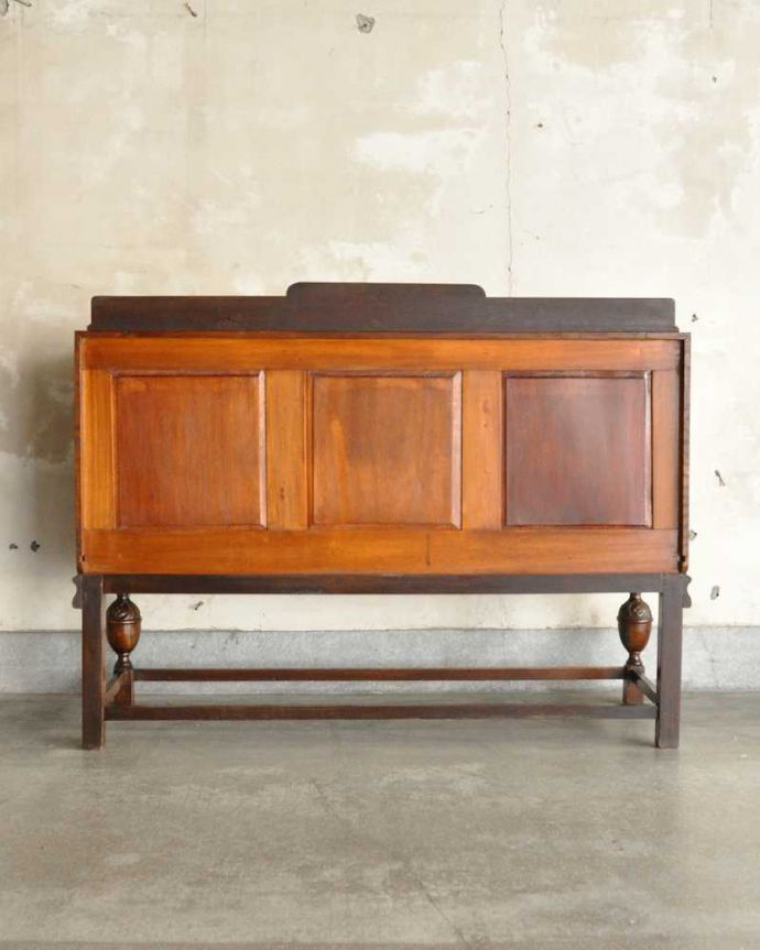 アンティークのキャビネット　アンティーク家具　英国らしい重厚なアンティーク家具、彫刻の美しいサイドボード。さらに後ろ姿もチェックアンティークは新品ではないので、もちろん経年変化によるキズはありますが、専門の職人がキレイに修復しました。(k-2296-f)