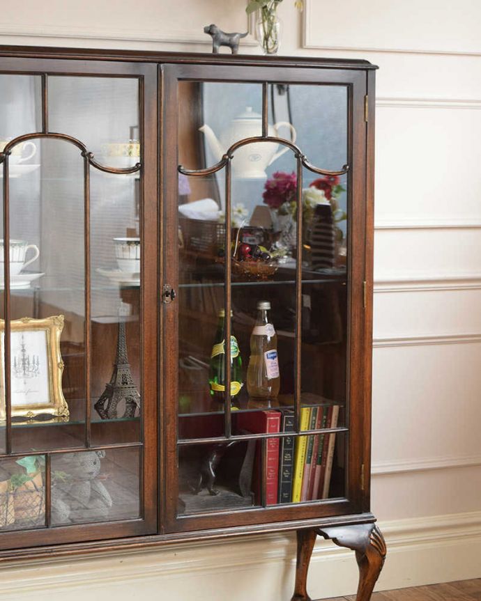 アンティークのキャビネット アンティーク家具 英国の素敵なアンティーク家具、木製のガラスキャビネット。扉に描かれた模様の美しさガラスの扉に描かれた美しい木の模様。(k-2297-f)