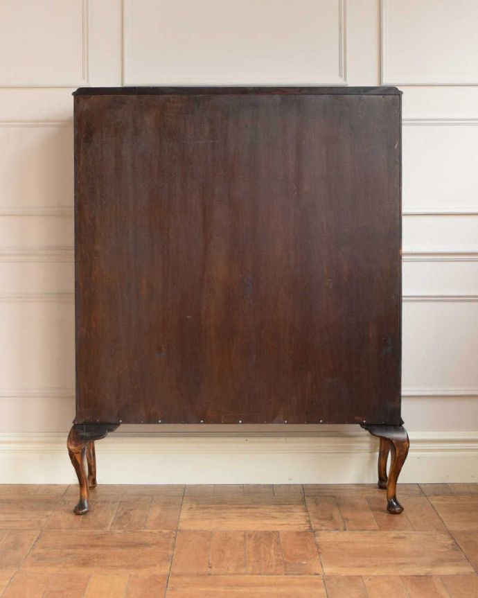 アンティークのキャビネット アンティーク家具 英国の素敵なアンティーク家具、木製のガラスキャビネット。後ろ姿にも気を使ってますアンティークは新品ではないので、もちろん経年変化によるキズはありますが、専門の職人がキレイにお直しをしているので、後ろ姿までキレイです。(k-2297-f)