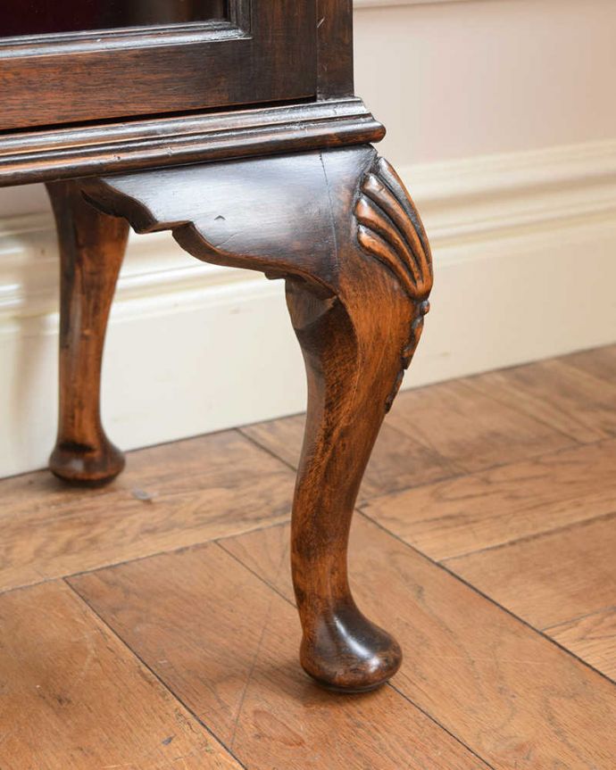 アンティークのキャビネット アンティーク家具 英国の素敵なアンティーク家具、木製のガラスキャビネット。女性1人でラクラク運べちゃうんですHandleのアンティークは、脚の裏にフェルトキーパーをお付けしています。(k-2297-f)