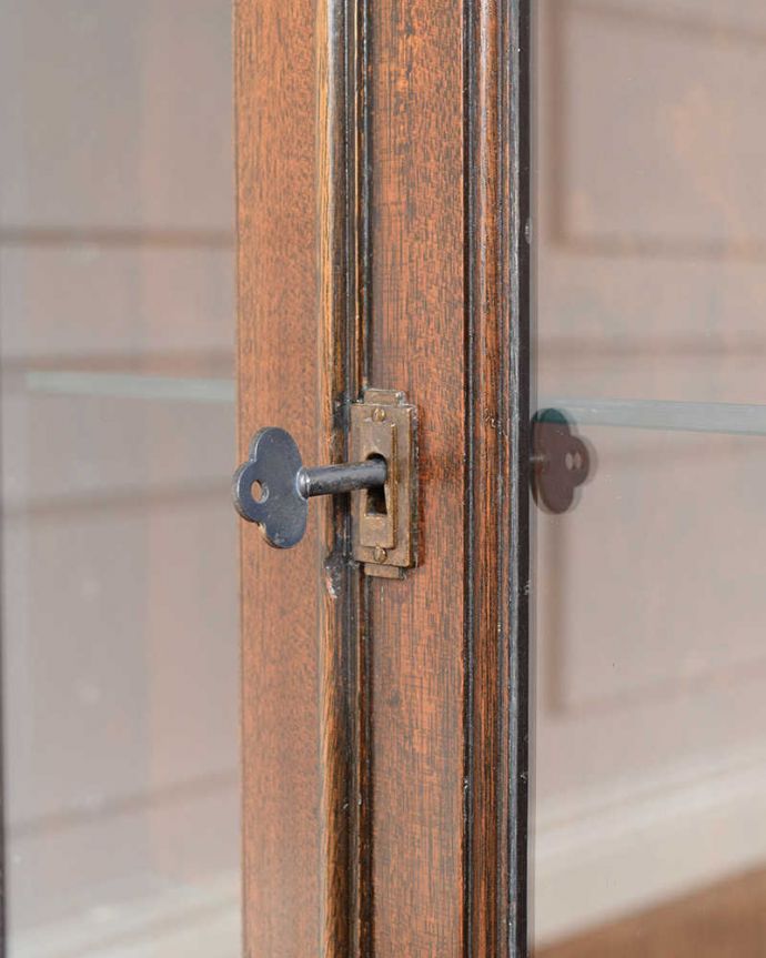 アンティークのキャビネット アンティーク家具 英国の素敵なアンティーク家具、木製のガラスキャビネット。小さなパーツにもこだわりカギも使えるように修復しました。(k-2297-f)