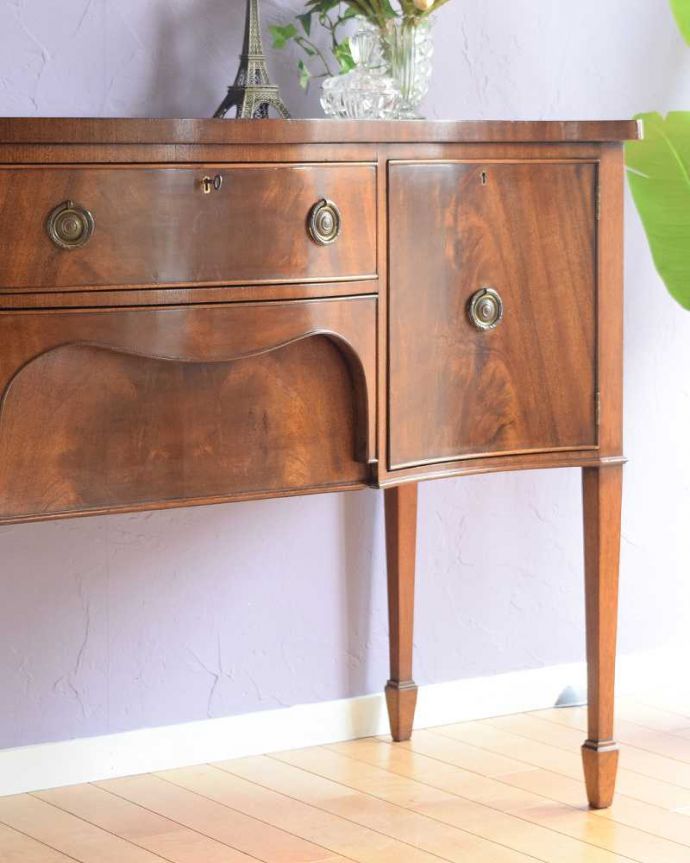 アンティークのキャビネット　アンティーク家具　アンティーク英国輸入家具、気品たっぷりな美しい木目のサイドボード。アンティークだから手に入れることが出来る素材感今の時代、なかなか手に入れることが出来ない木目の美しさにうっとり。(k-2299-f)