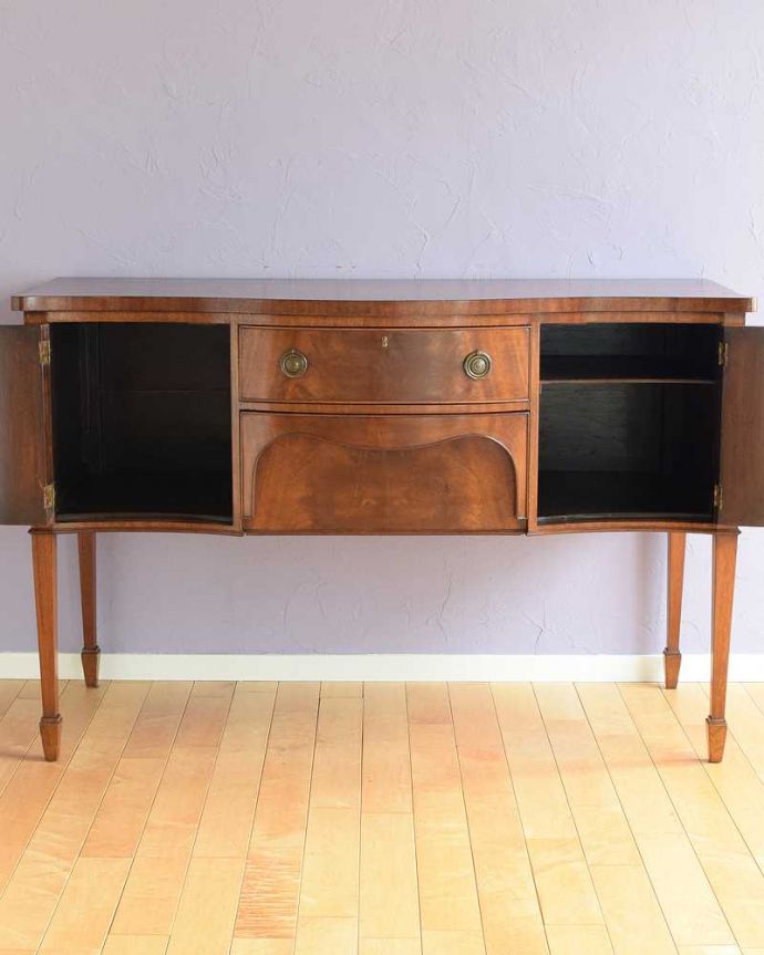 アンティークのキャビネット　アンティーク家具　アンティーク英国輸入家具、気品たっぷりな美しい木目のサイドボード。扉の奥にはたっぷりの収納。(k-2299-f)