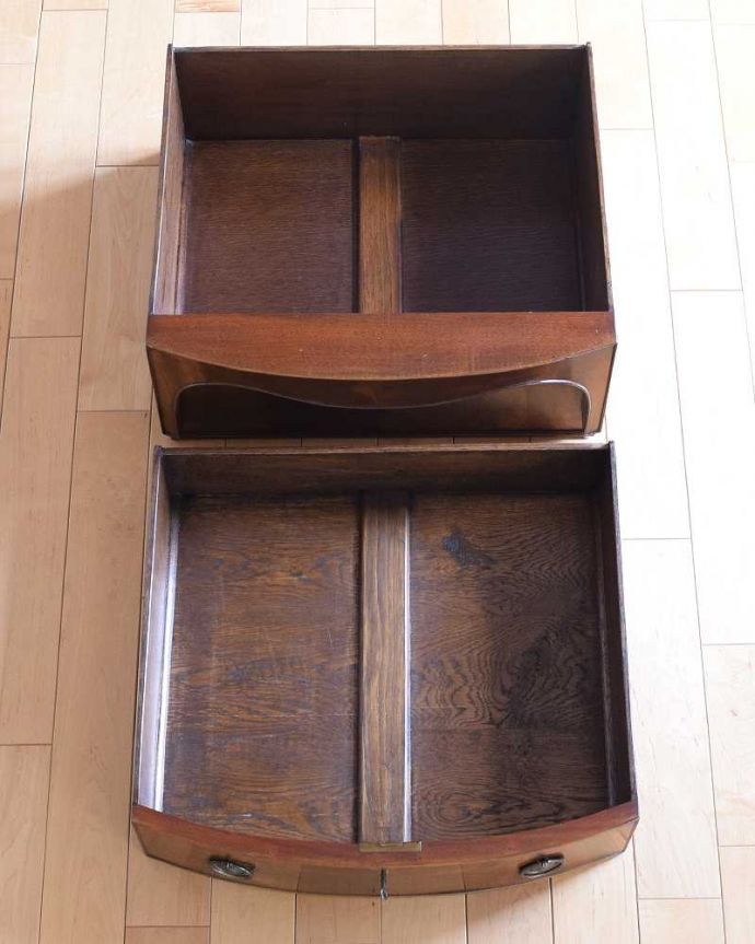 アンティークのキャビネット　アンティーク家具　アンティーク英国輸入家具、気品たっぷりな美しい木目のサイドボード。引き出しの中もキレイに修復しましたもともとカトラリーを入れて使っていた引き出し。(k-2299-f)