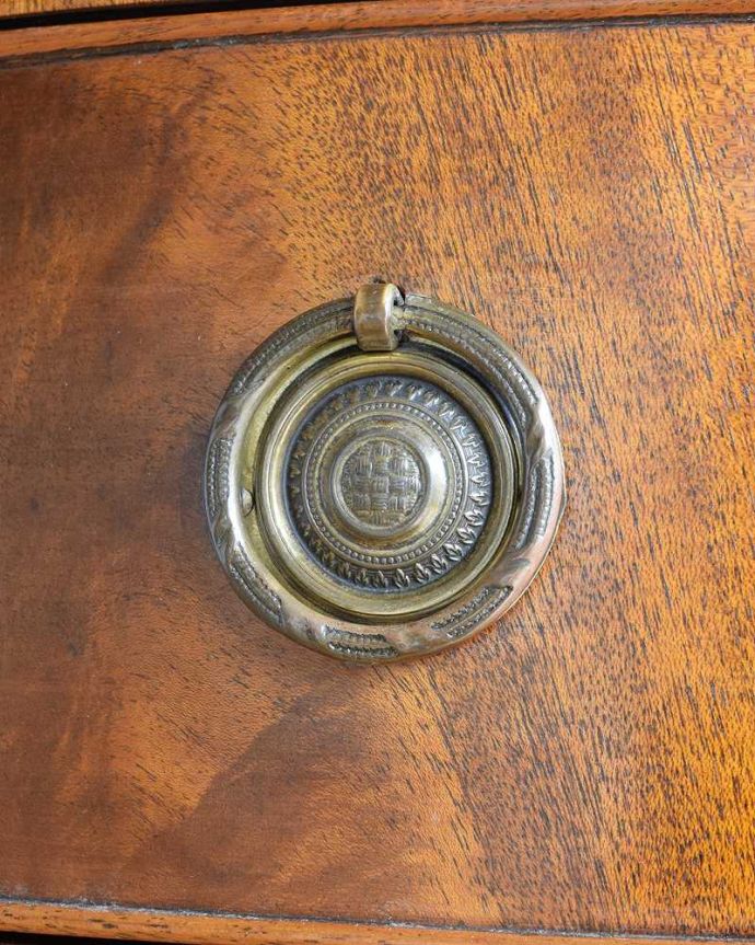 アンティークのキャビネット　アンティーク家具　アンティーク英国輸入家具、気品たっぷりな美しい木目のサイドボード。取っ手にまでアンティークらしさ時間の流れが感じられる凝ったデザインの味わい深い取っ手。(k-2299-f)