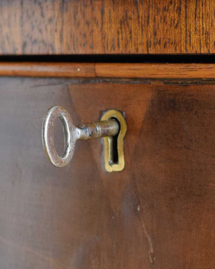 アンティークのキャビネット　アンティーク家具　アンティーク英国輸入家具、気品たっぷりな美しい木目のサイドボード。小さなパーツにもこだわりが取可愛いカギが付いています。(k-2299-f)