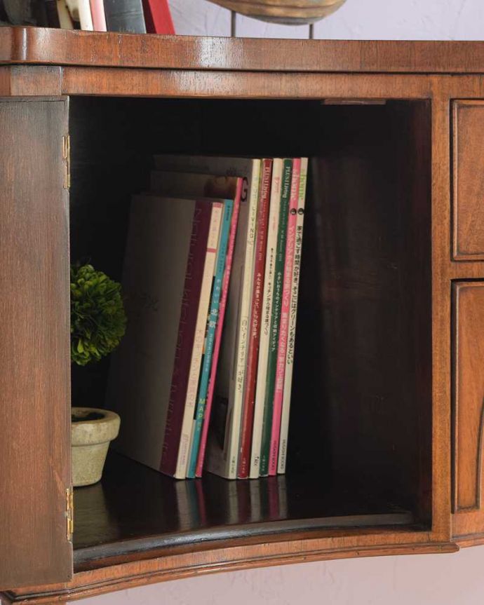 アンティークのキャビネット　アンティーク家具　アンティーク英国輸入家具、気品たっぷりな美しい木目のサイドボード。扉の中は収納たっぷりA4サイズの雑誌までしっかり収納出来ちゃう大きさ。(k-2299-f)