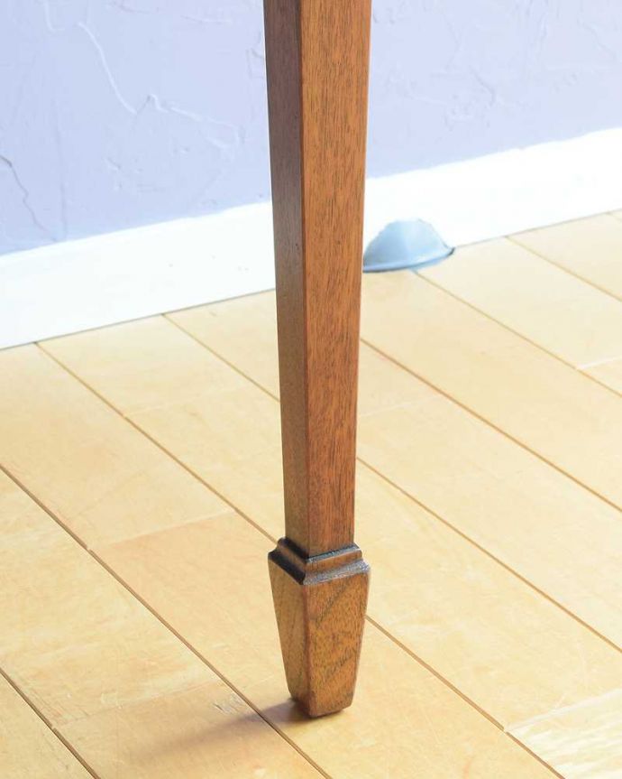 アンティークのキャビネット　アンティーク家具　アンティーク英国輸入家具、気品たっぷりな美しい木目のサイドボード。女性1人でラクラク運べちゃう仕掛けHandleのアンティークは、脚の裏にフェルトキーパーをお付けしています。(k-2299-f)