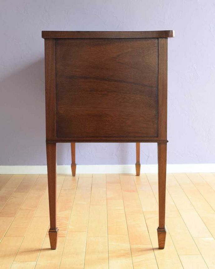 アンティークのキャビネット　アンティーク家具　アンティーク英国輸入家具、気品たっぷりな美しい木目のサイドボード。もちろん横から見てもステキ横顔にだって妥協しません。(k-2299-f)