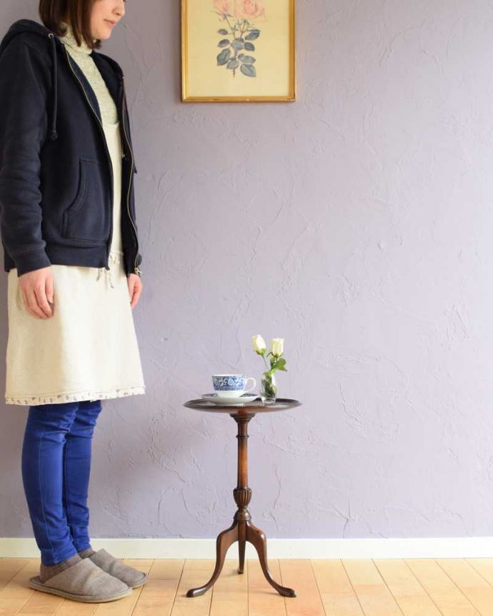 アンティークのテーブル アンティーク家具 英国アンティーク家具、コンパクトなオケージョナルテーブル(ティーテーブル)。移動もラクラク!どこでも使える小さなテーブル持ち運び便利なワインテーブル。(k-2300-f)