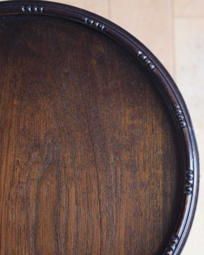 アンティークのテーブル アンティーク家具 英国アンティーク家具、コンパクトなオケージョナルテーブル(ティーテーブル)。近づいて見てみると・・・天板の周りもアンティークらしく美しいデザイン。(k-2300-f)